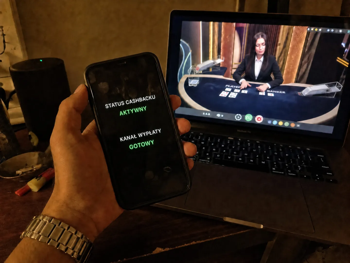 Telefon z polskim statusem cashbacku przy stole live
