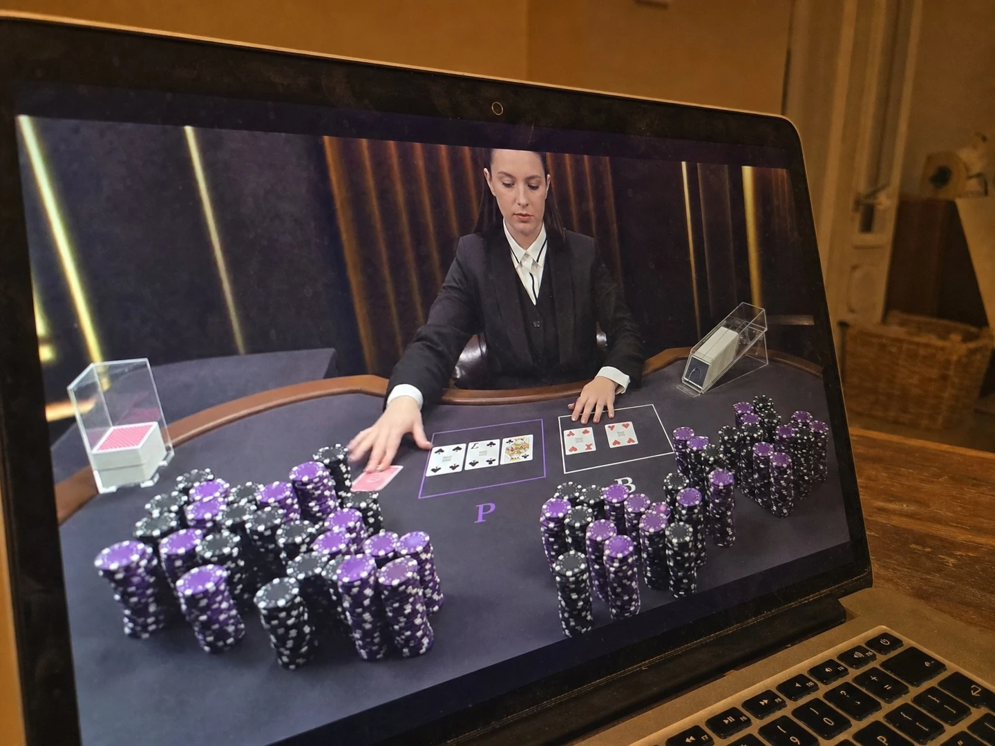 Stół live na ekranie laptopa